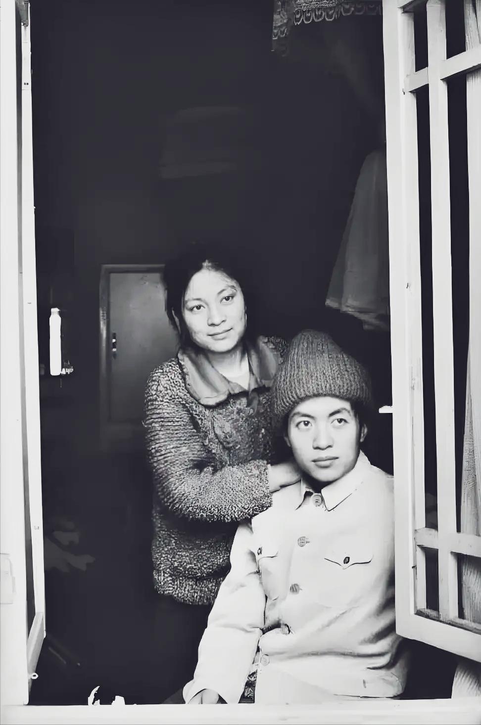 也许那时的顾城绝对是一位很好的诗人，但绝对不是一位合格的男人。生活不仅仅是浪漫的