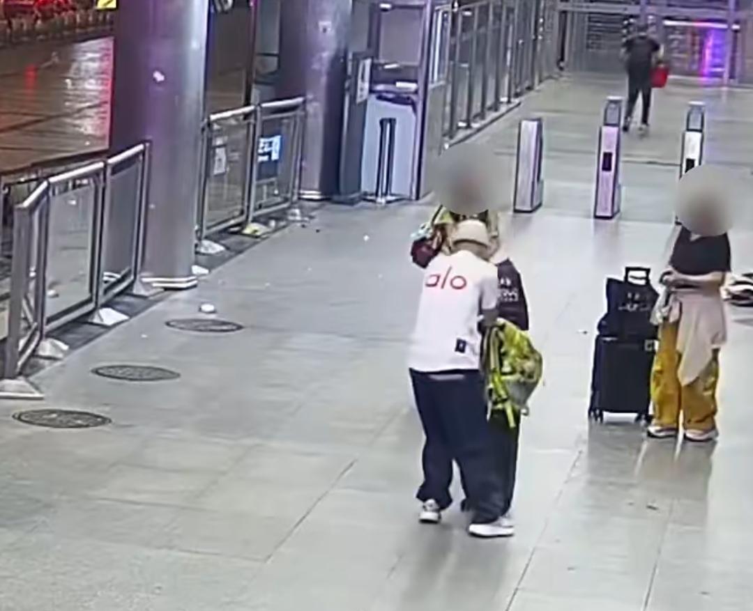 家属为民警戴回警帽 暖心一幕打动众人
 
近日，广州北站发生一场惊心动魄的急救。