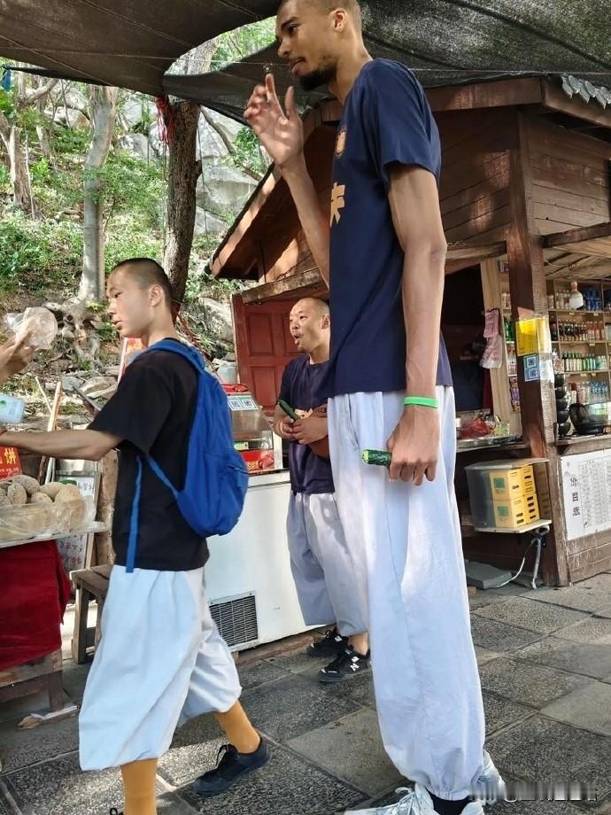 文班亚马：啥？到手的兰特要飞了？
早在文班亚马剃度成佛之前，就传出马刺是杜兰特首