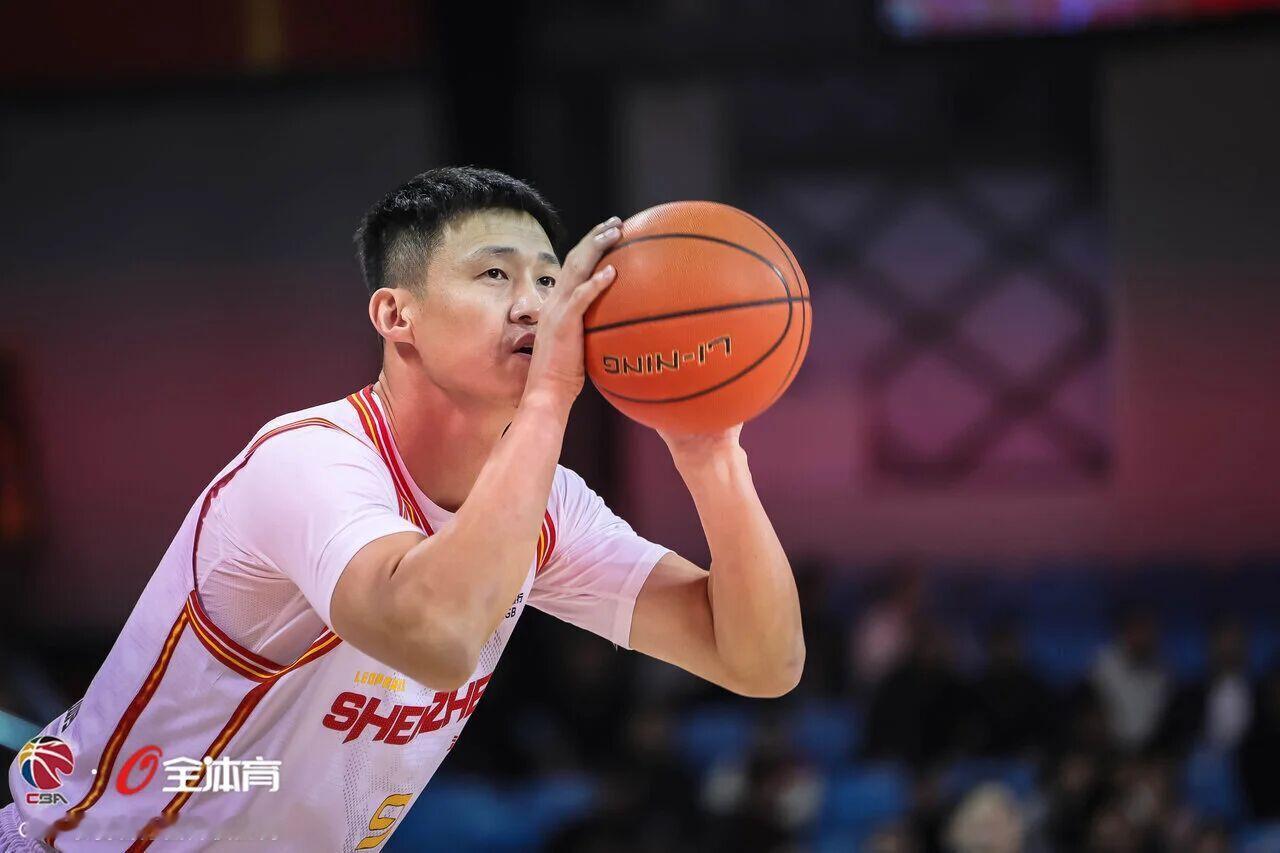 周鹏因拉伤将缺席今晚深圳男篮vs江苏男篮 的比赛，800场里程碑推迟到来。大家嘴