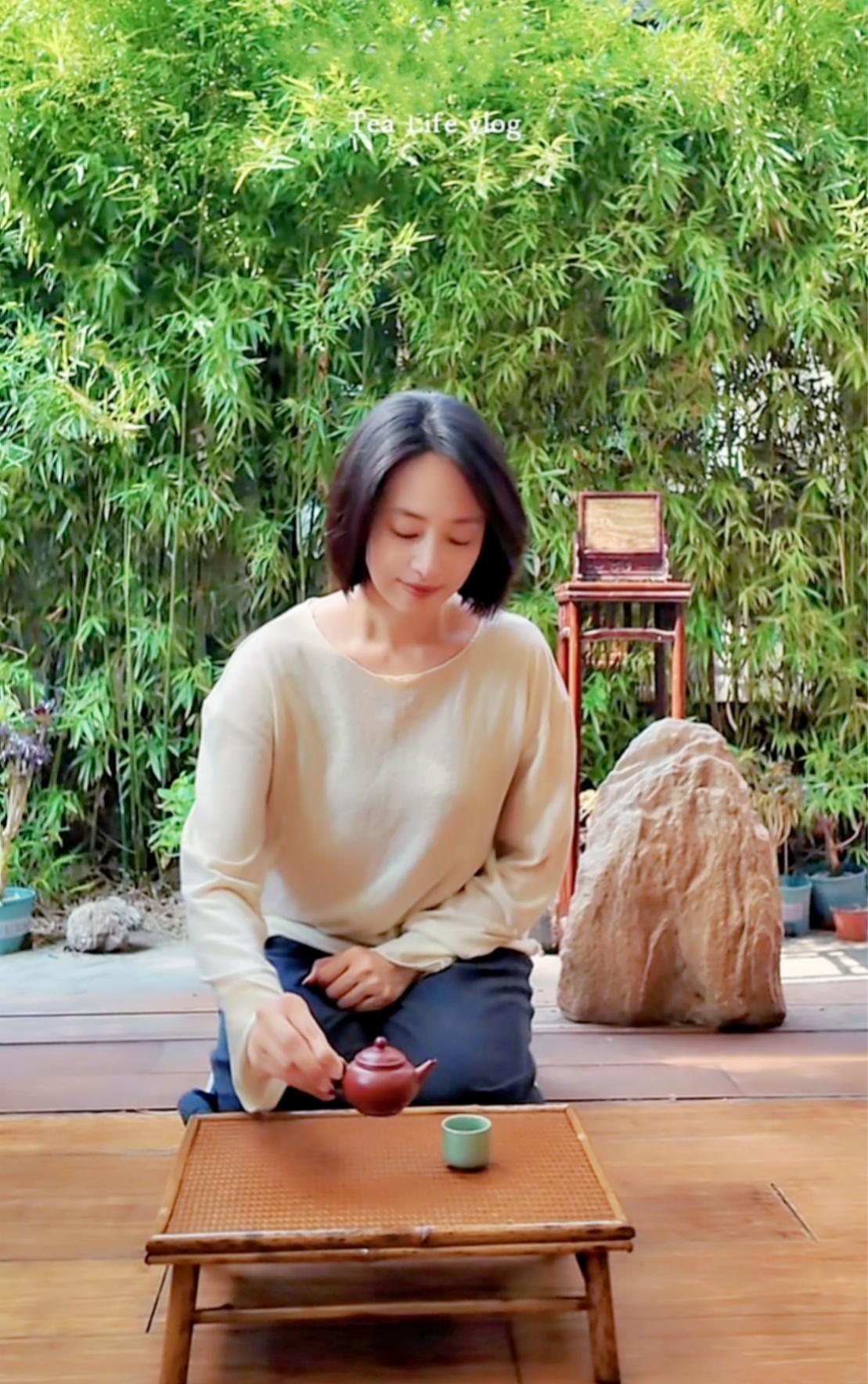 爱情的本质，是痛苦

人们都觉得爱情甜蜜，故而无不渴望爱情，奔赴爱情，犹如飞蛾扑