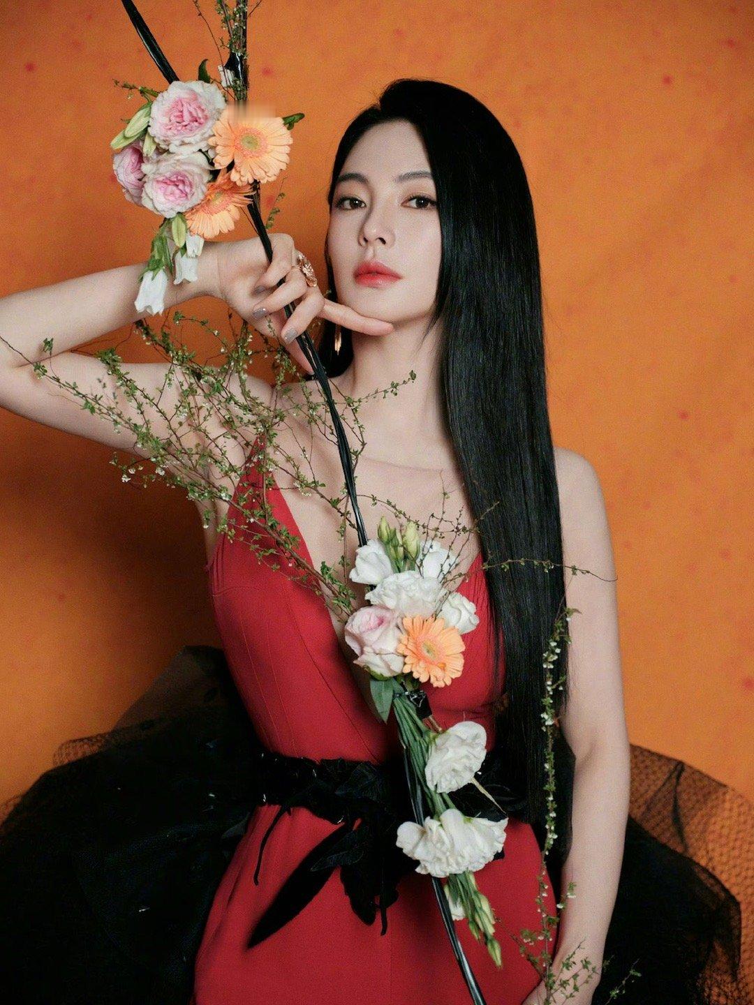 张雨绮 辽视春晚辽视春晚的这个阵容真的是太绝了吧！张雨绮和于适同框了啊！真的是狠