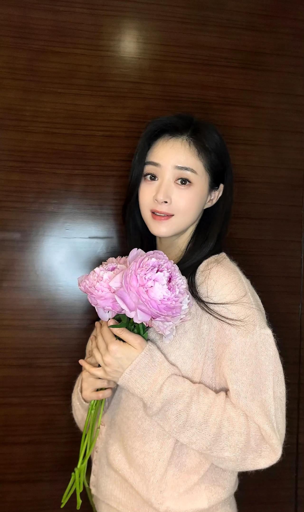 《小巷人家》剧组好在听劝，给蒋欣报了女配，争女配才有机会，报女主蒋欣绝对炮灰了。