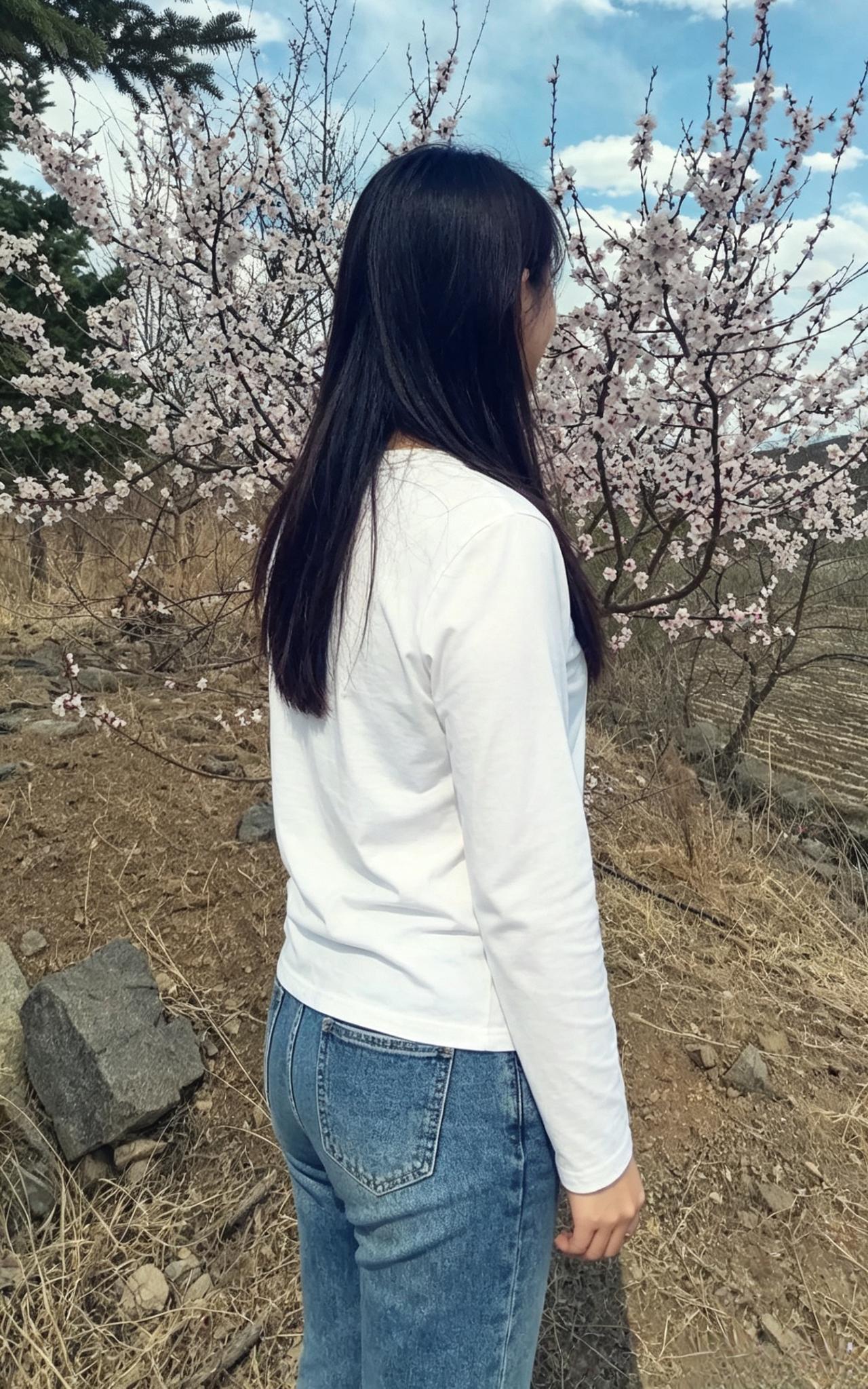 你侧身低头
风拂过发梢
白T恤与旧牛仔
是最干净的人间色调
 ～
荒枝慢慢抽芽