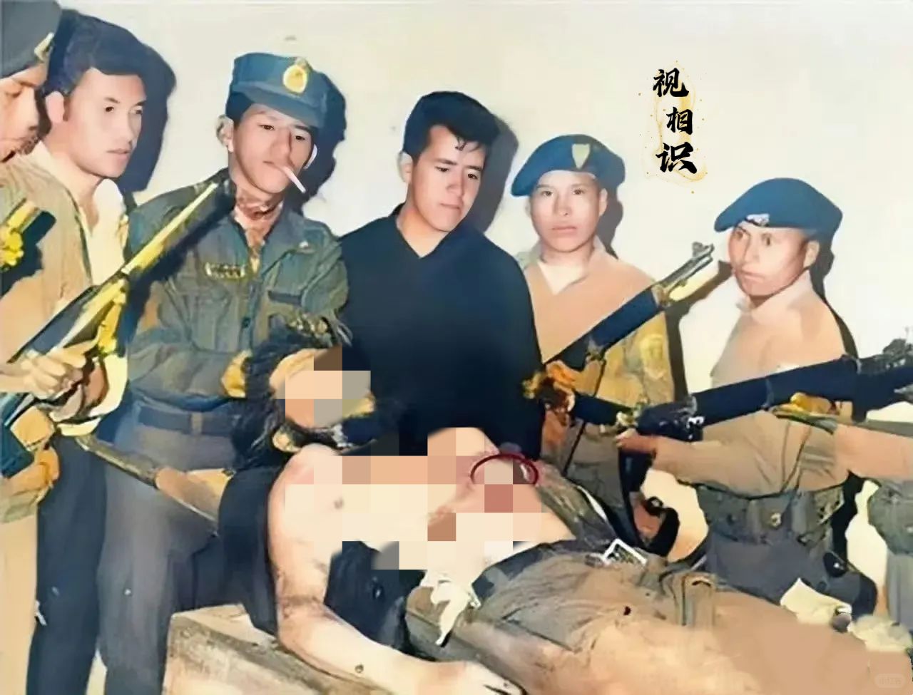 1967年，玻利维亚，切格瓦拉的生命被剥夺后的照片，镜头中可以看到他躺在手术台上...