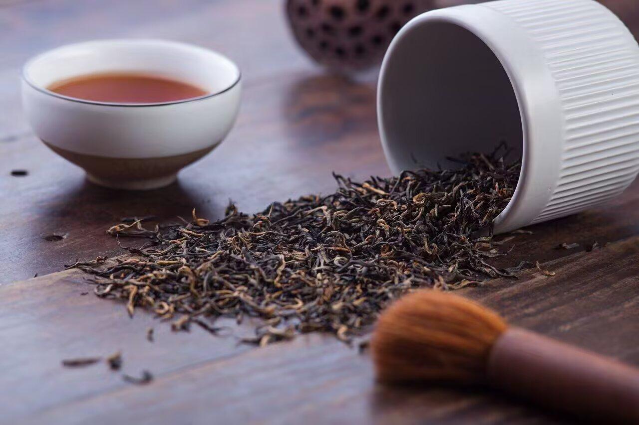 心事和茶叶一样，在怀里闷久了，都会变得又苦又涩，学会及时出汤，给自己的人生一个喘