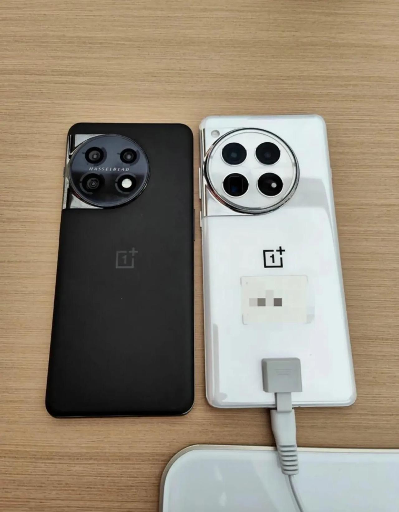 反转来了，一加12的白色在不同灯光下颜值完全不一样啊。直接拍这个白色感觉略显廉价