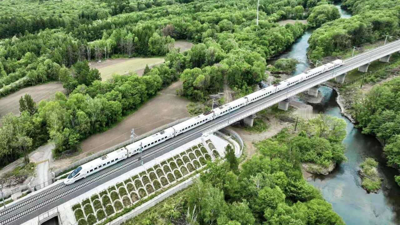 高寒筑通途，北疆添新轨｜我国最北哈伊高铁迈入联调联试关键阶段
 
北国初夏，龙江
