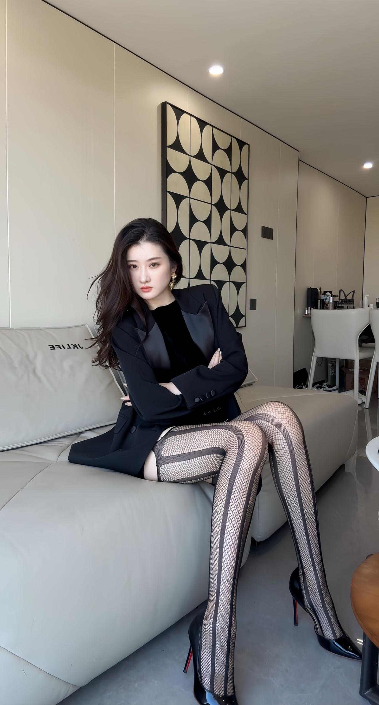 优雅黑裙搭配网袜，尽显都市女性魅力！