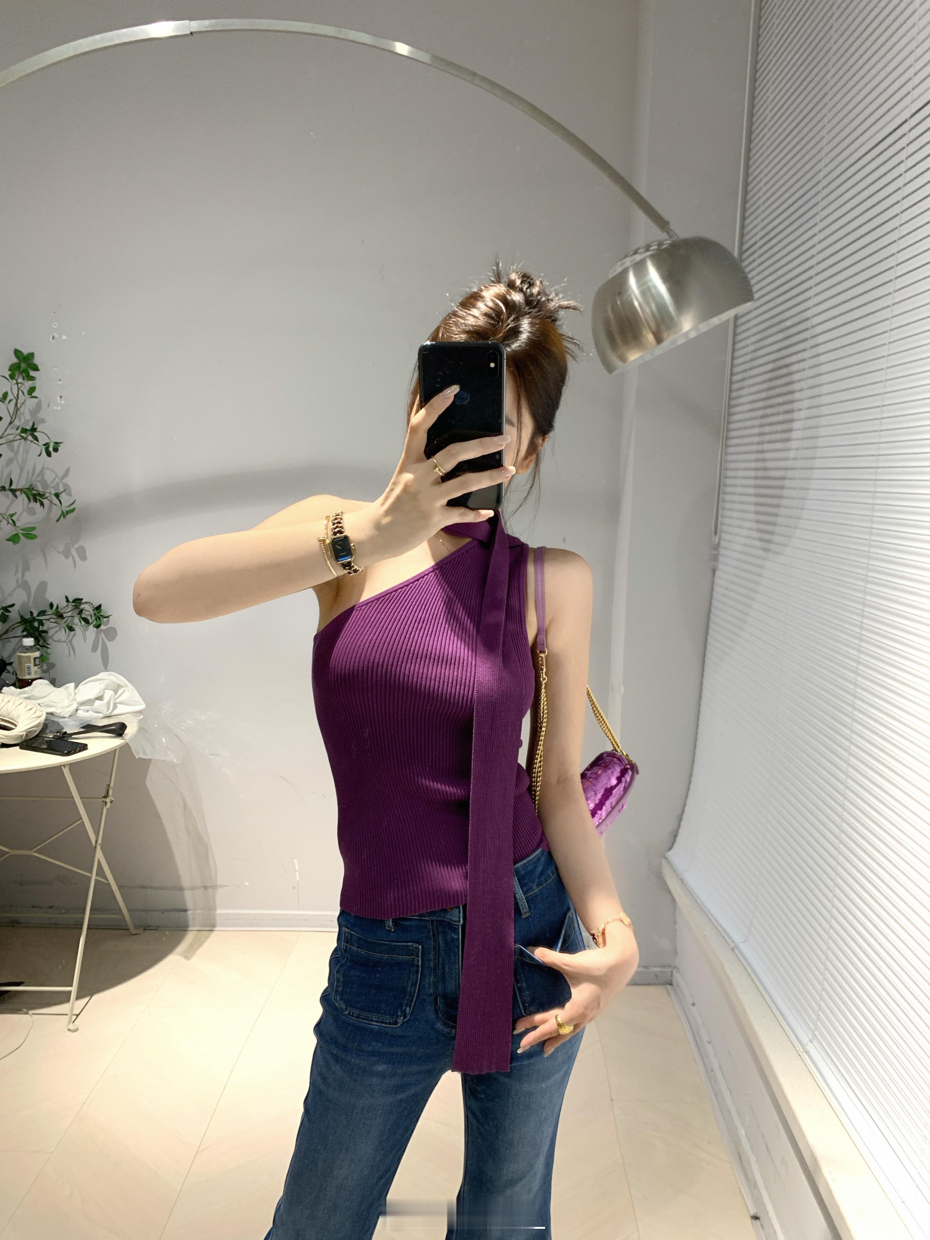 来啦～嘿嘿！明天开拍咯✌️前几天去搭配的时候就发现了好多新品都好好看呀！喜欢的也