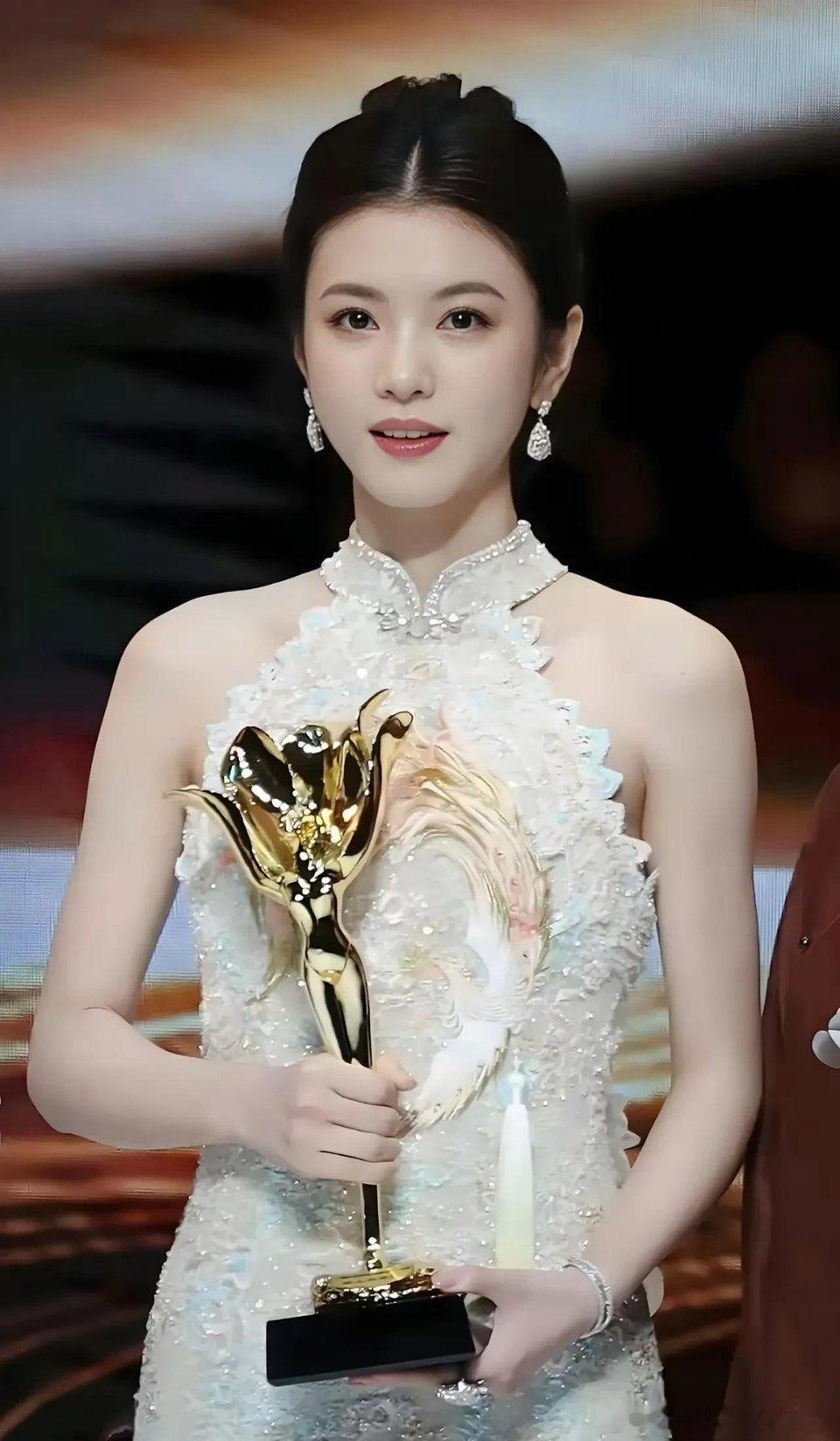 知道这个美女是谁吗看看漂亮不？这是越剧演员李云霄常和越剧小生陈丽君搭档你喜欢这样