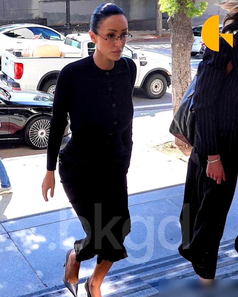 为了侃爷那5700万的官司，那个几乎全裸走红毯的比安卡，竟然被法官一句话就给“穿