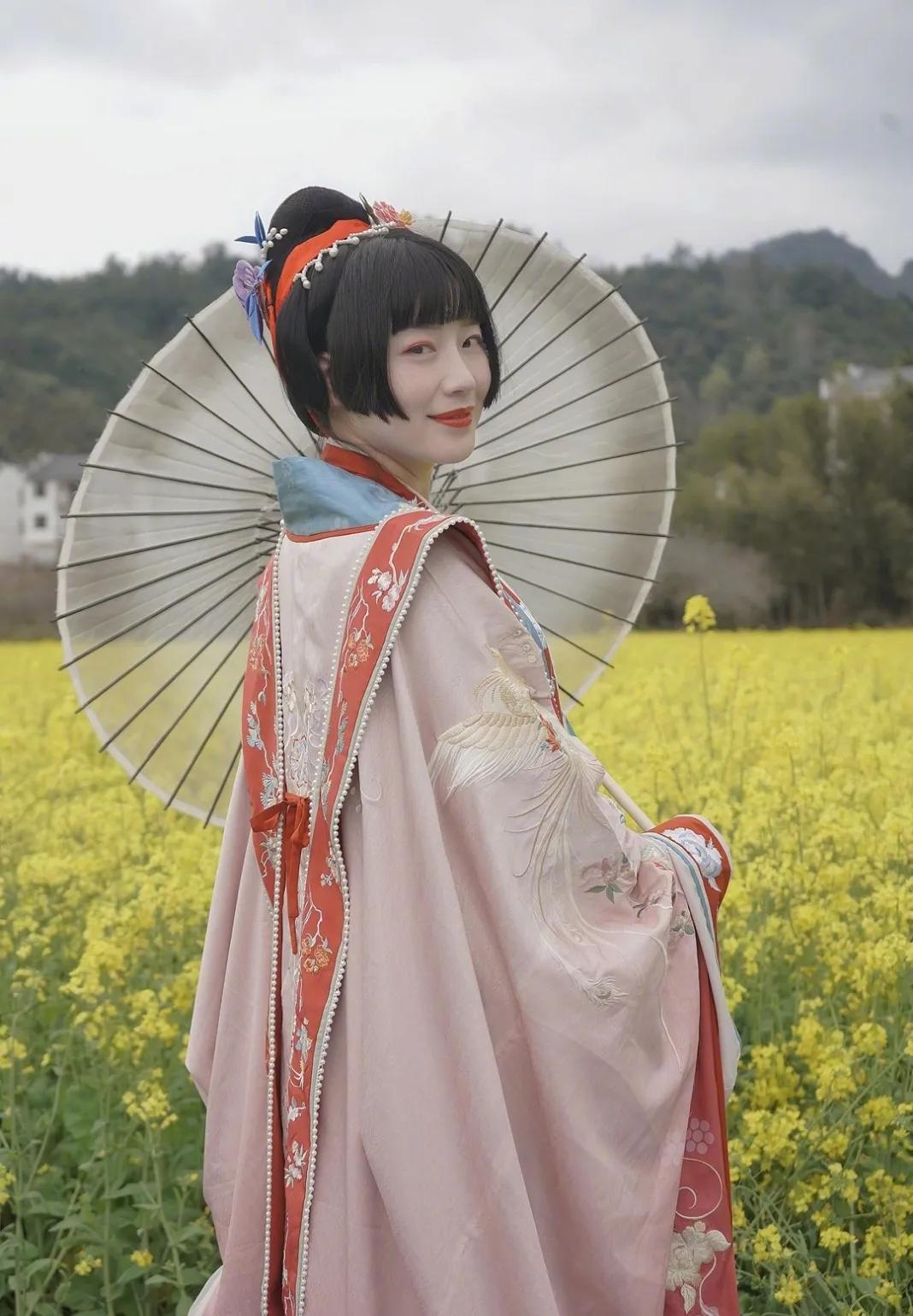 汉服是用历史的纵横，织出文明的经纬。它不仅仅是一种服饰，更是中华文化的流动诗篇。