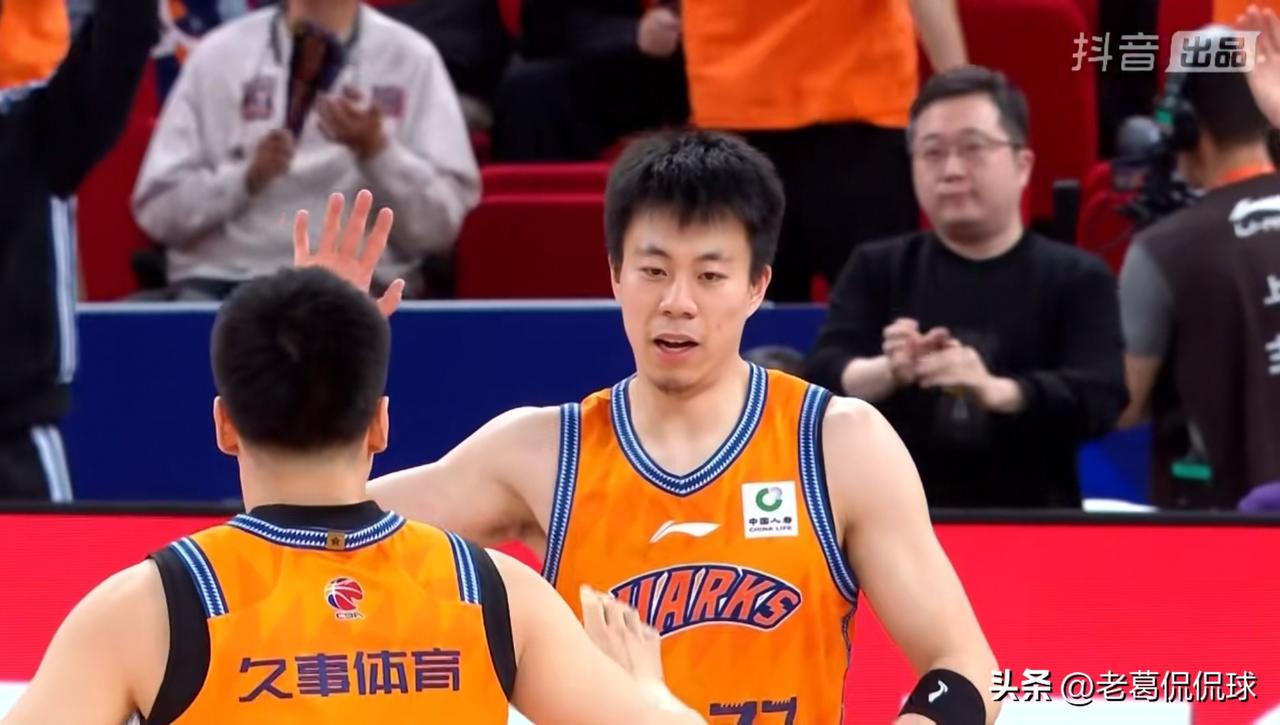 上海久事球星张镇麟真是让人眼前一亮！在今天上海久事主场迎战山东高速的焦点战中，目