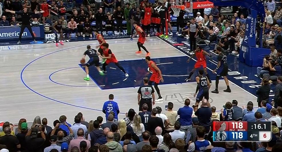 我真TM服了 这最后的防守和进攻 基德又把克莱换下去了 吃去吧 