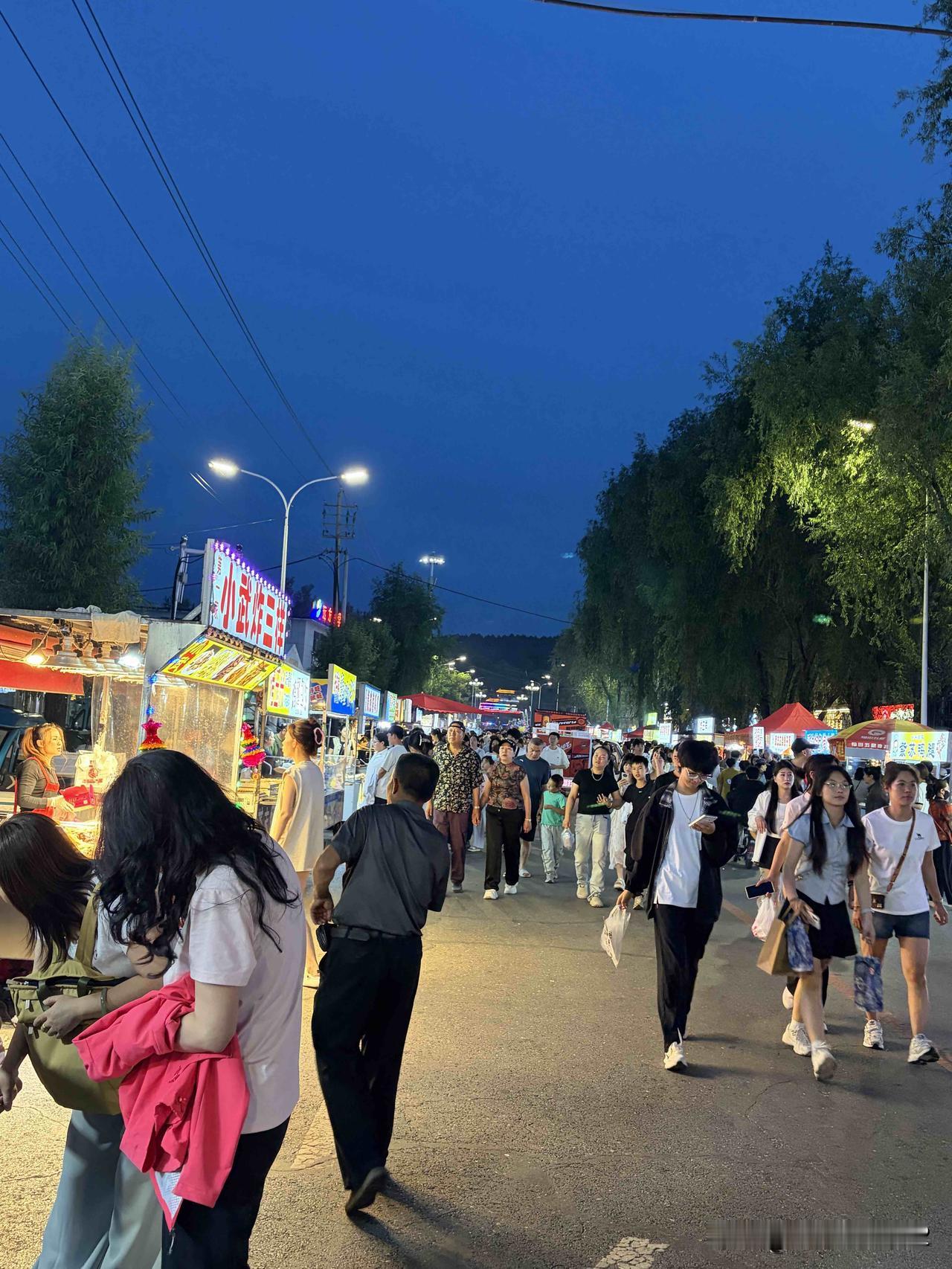 【夜市】
来几句小诗 
一条小街通南北
两边摊位售东西
烟火盈途人络绎
晚风轻拂