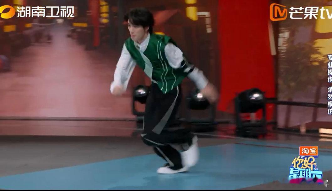 丁程鑫丁程鑫动作要快姿势要帅 你好星期六 丁程鑫玩游戏：动作快是标配，姿势帅是附