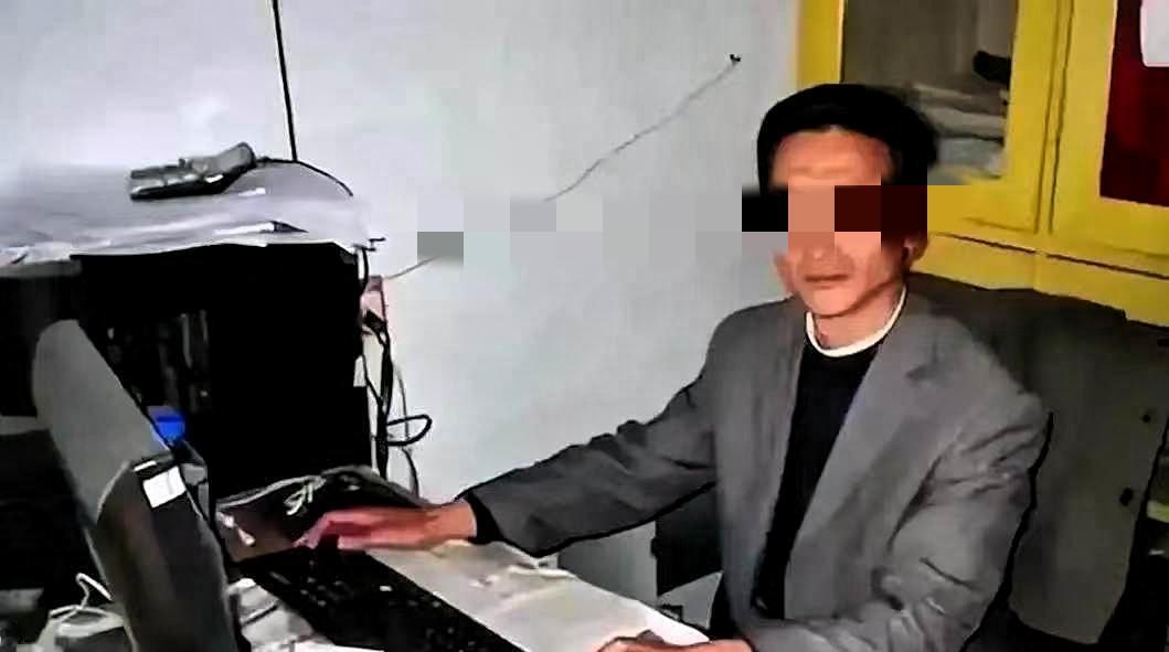1992年，浙大高材生李红涛被警察逮捕，然而让所有人不敢相信的是，他竟然趁着警察