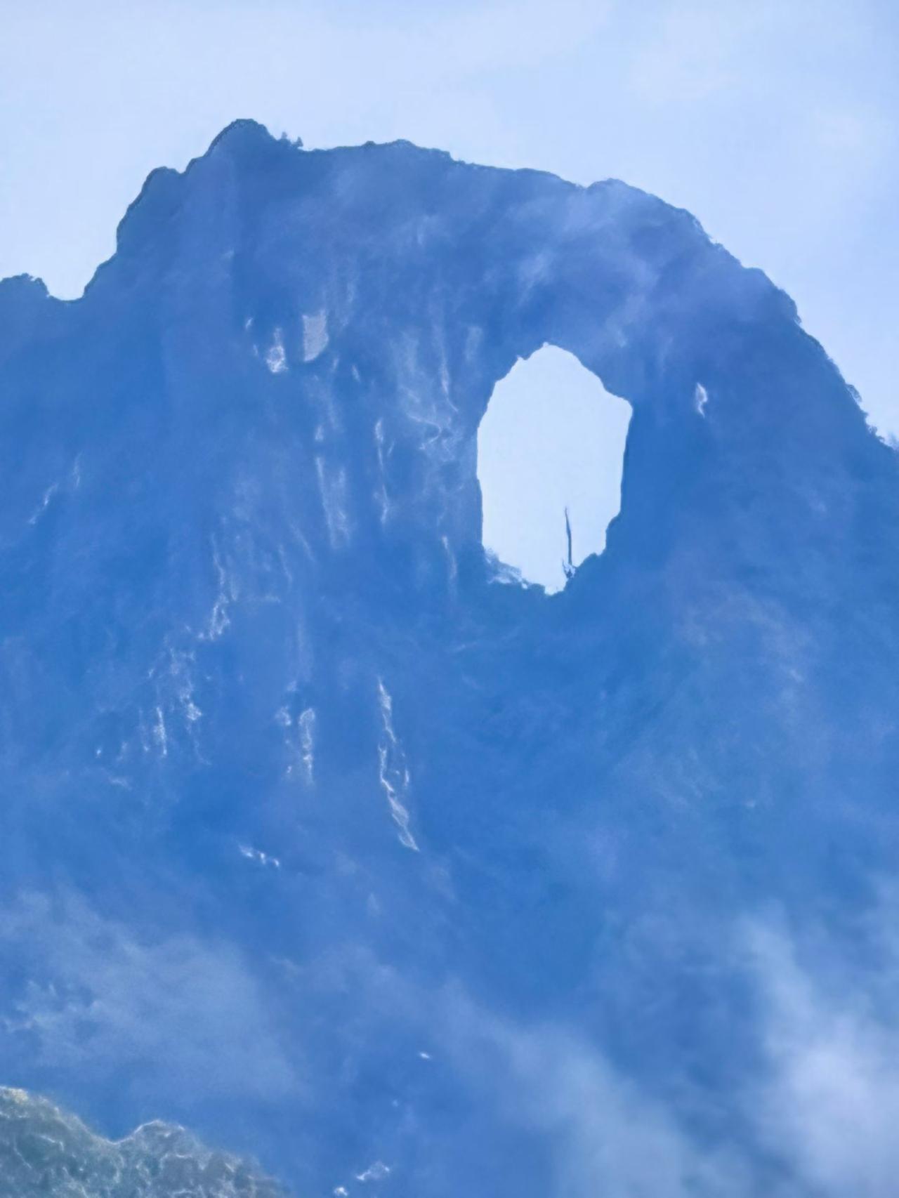 远眺挂在高黎贡山顶的石月亮，看“白云生处有人家”此刻具象化；来到丙中洛观景台，俯