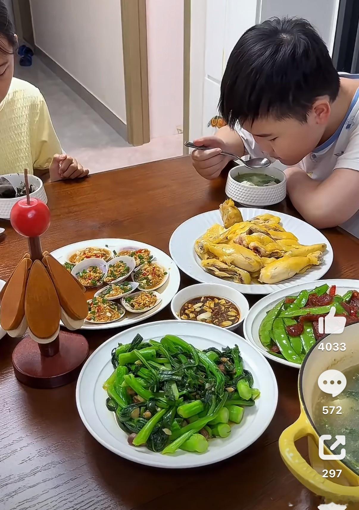 香港一家五口花了372块的晚餐香港物价出了名的昂贵，有了小孩又得保证营养，300
