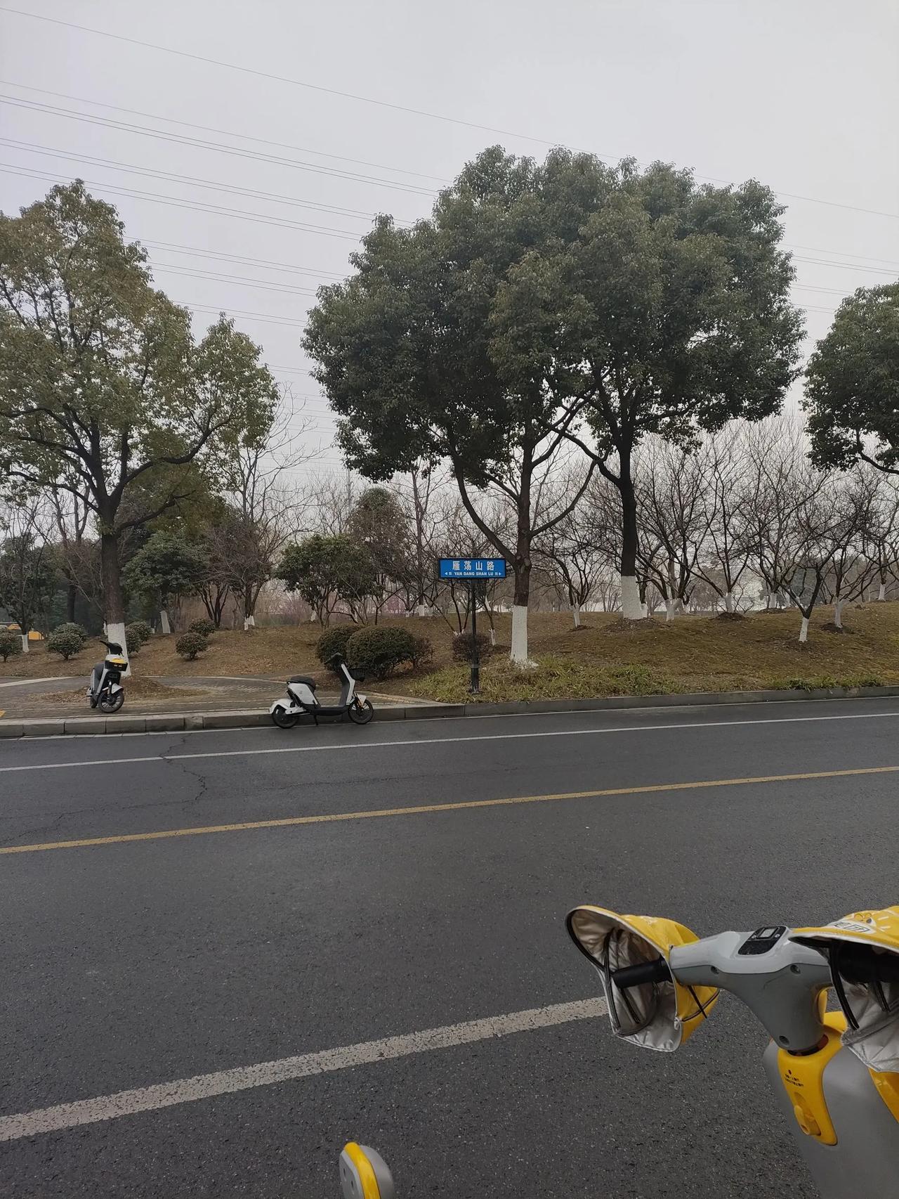 看小说误事，公交又坐过站了。今天还行，只坐过一站。往回走多久，如今也是熟门熟路，