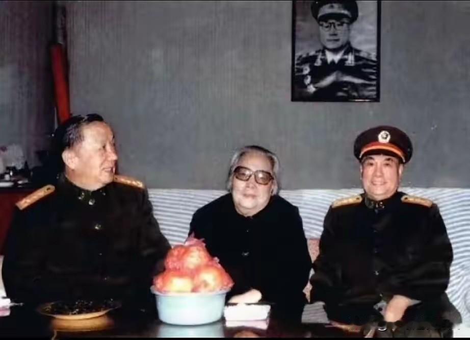 这间朴素的会客室内，墙面悬挂着刘伯承元帅的军装肖像，无声诉说着主人不凡的戎马一生