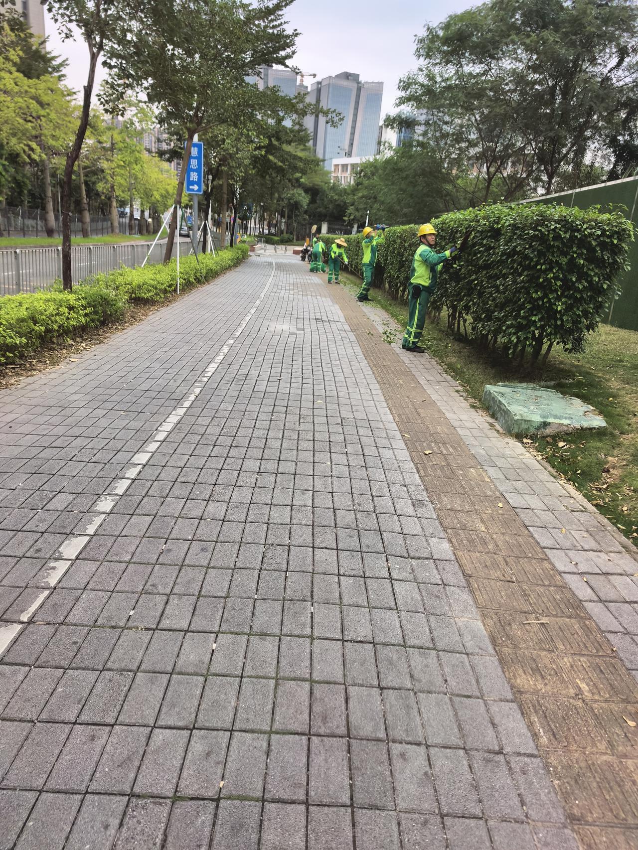 环卫工的这种工作服，就和军人的迷彩服类似，远看，与青草绿树融为一体，给人的感观绿