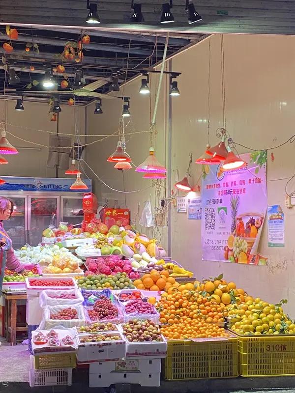 生鲜灯禁令落地都两年了，居然还没“熄灭”。人民网调查发现，在浙江不少沿街商铺、小