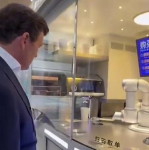 福克斯主播品尝中国机器人咖啡，美国网友集体破防：我们一直在被欺骗！

5月13日