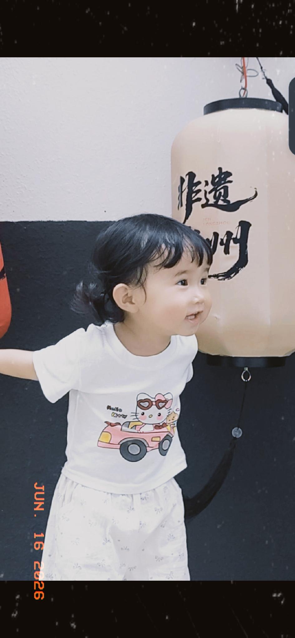 交换一张萌娃逛街的照片吧我家宝贝已经一岁半了，也许是我带的原因吧，特别特别喜欢拍