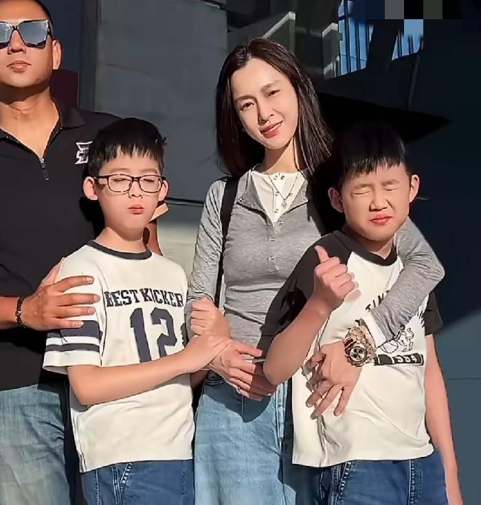 光鲜亮丽的另一面，往往藏着普通人最在意的生存账本。
你只看到她在机场牵着儿子状态