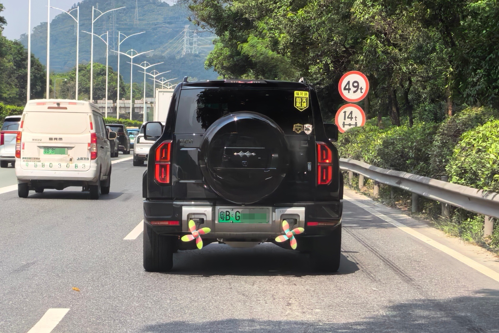 车尾插俩风车有点意思 