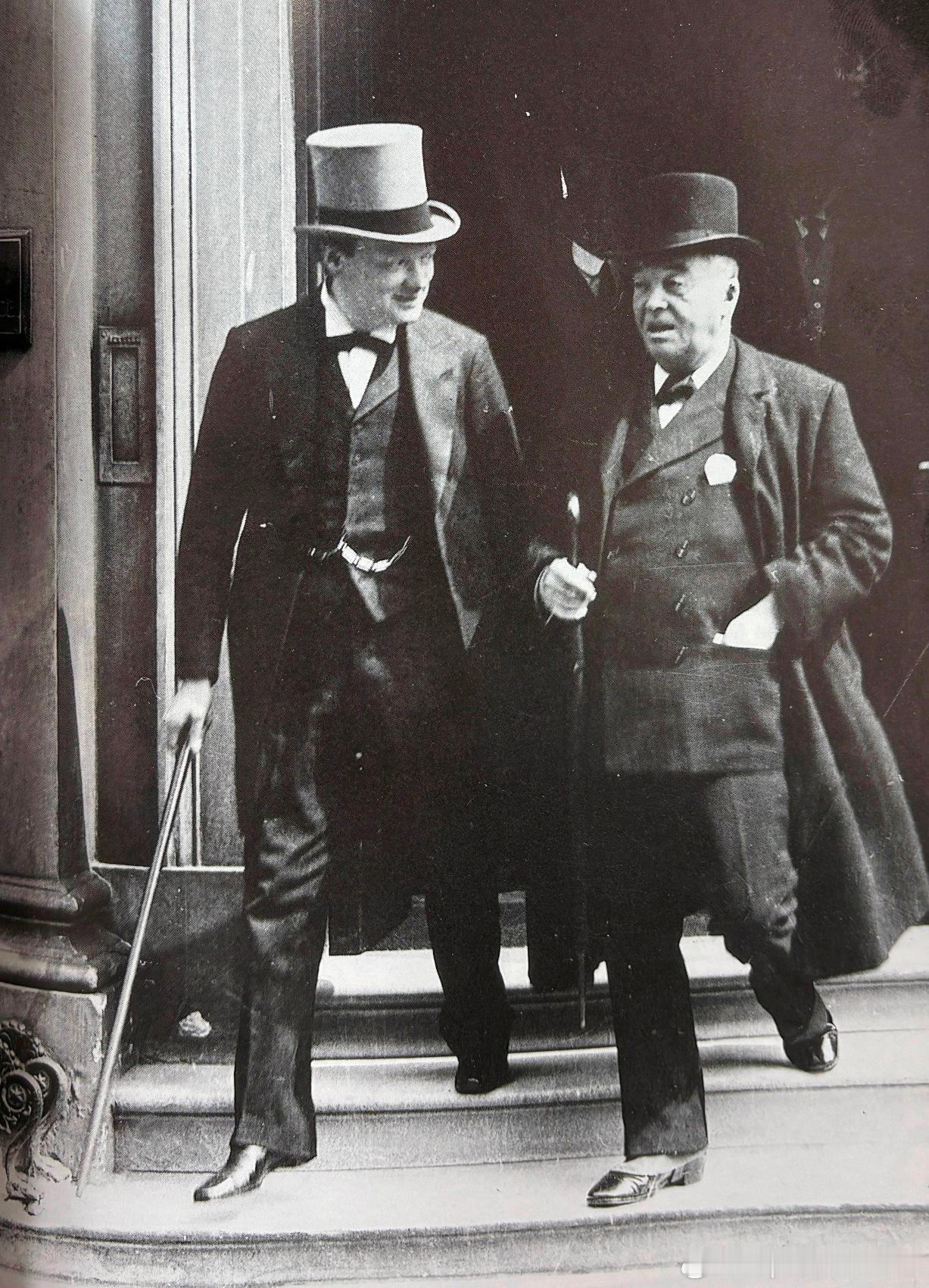 1913年8月第一海军大臣丘吉尔与他的前任John Arbuthnot Fish