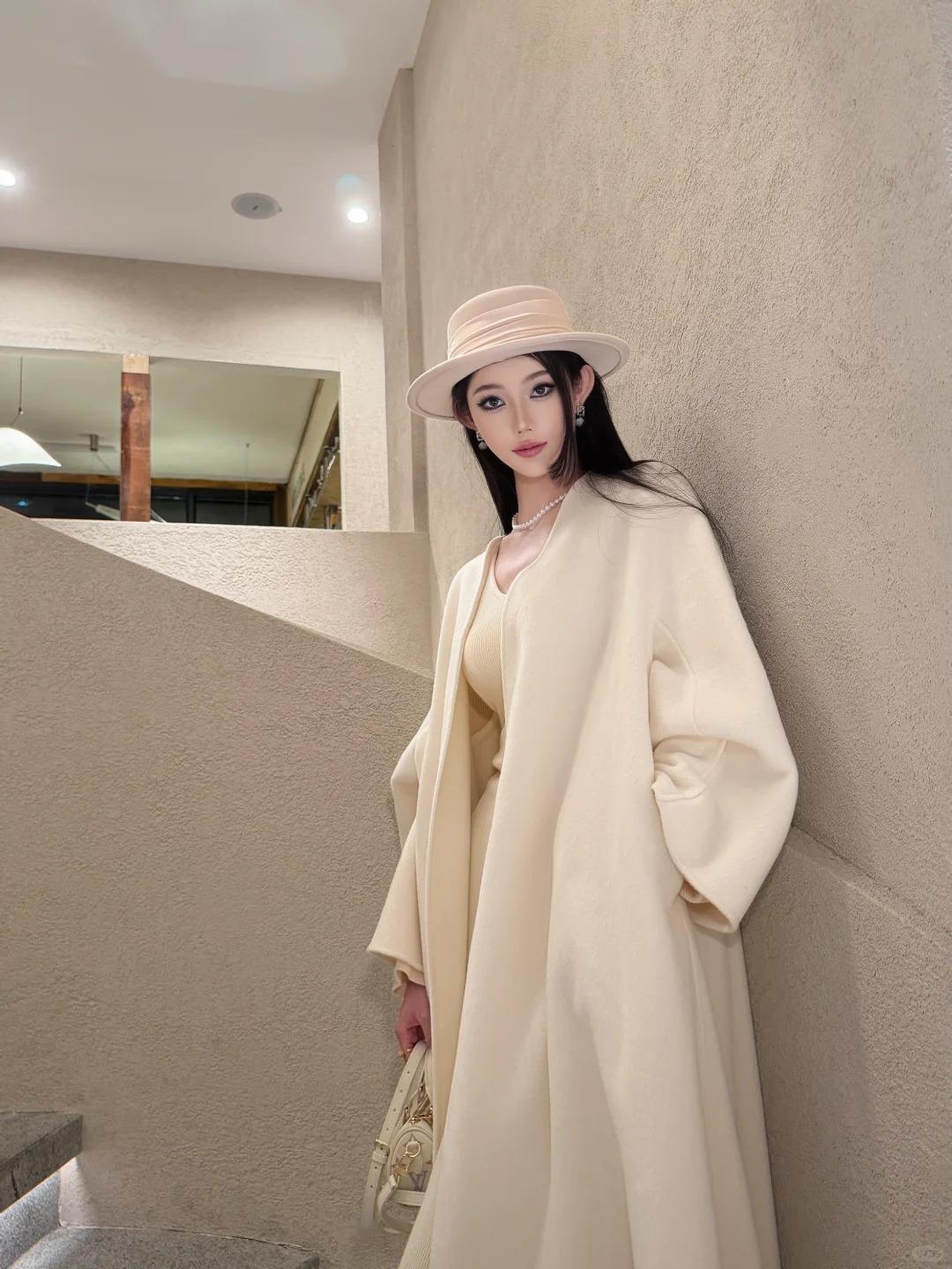 双眸有一种特别的坚韧感的模特少女，眼周的肌理如油画布上的细腻笔触，温润细腻无瑕疵