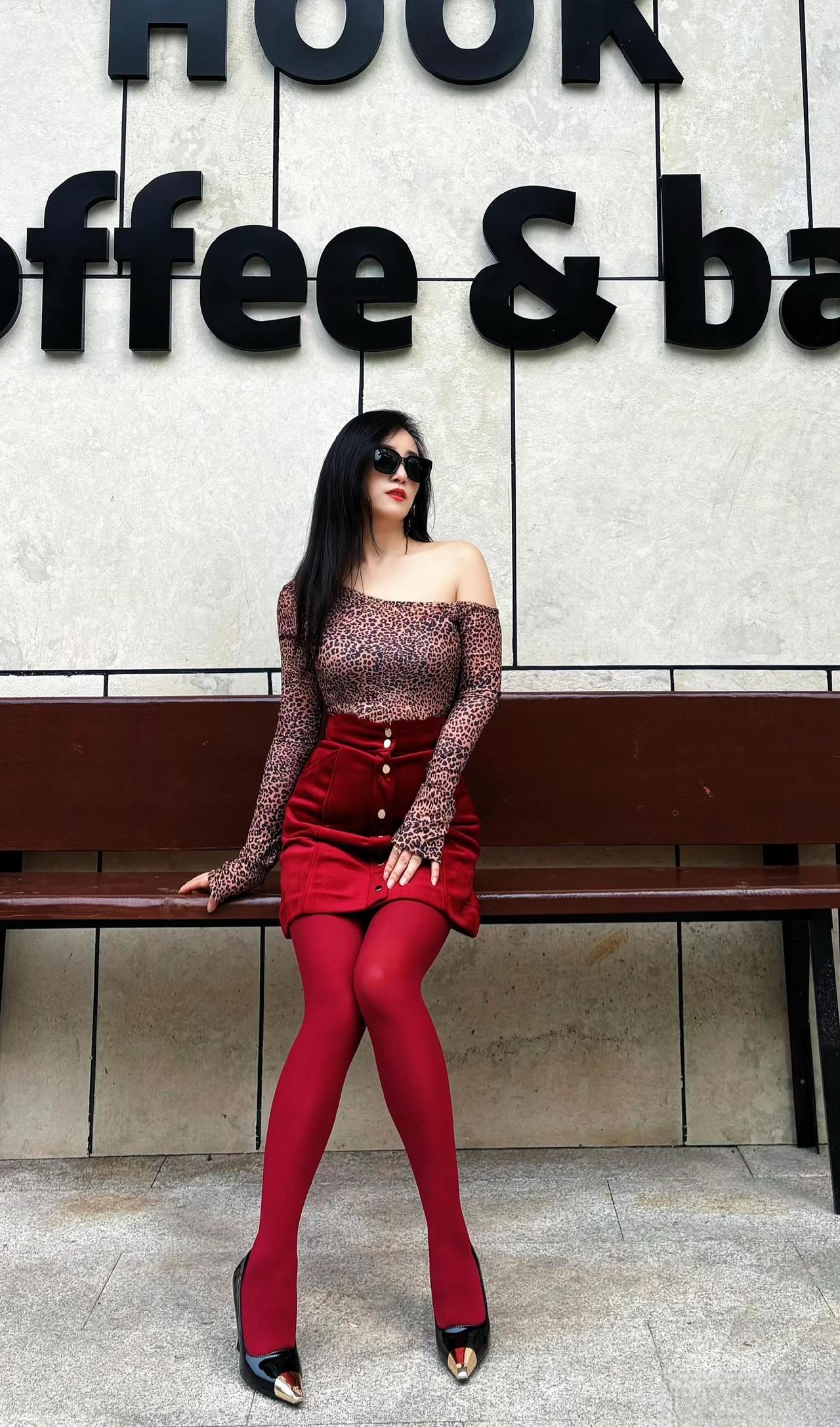 这套穿搭太有“复古辣妹感”了！豹纹一字肩上衣自带野性氛围，酒红短裙+同色袜子把明