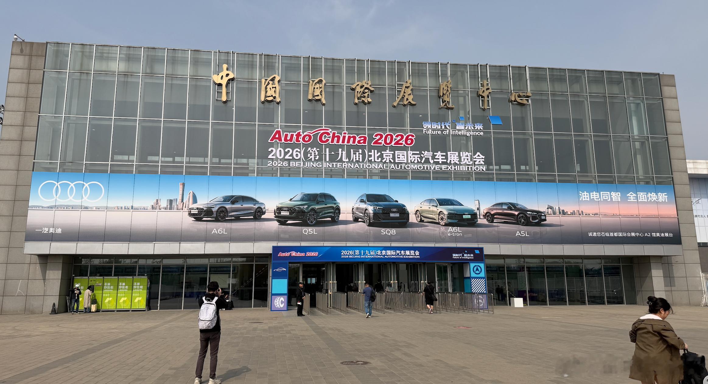 有些伤害性，我就不发具体图片了。我觉得大家可以对“白袍”这个概念祛魅了。这两天在