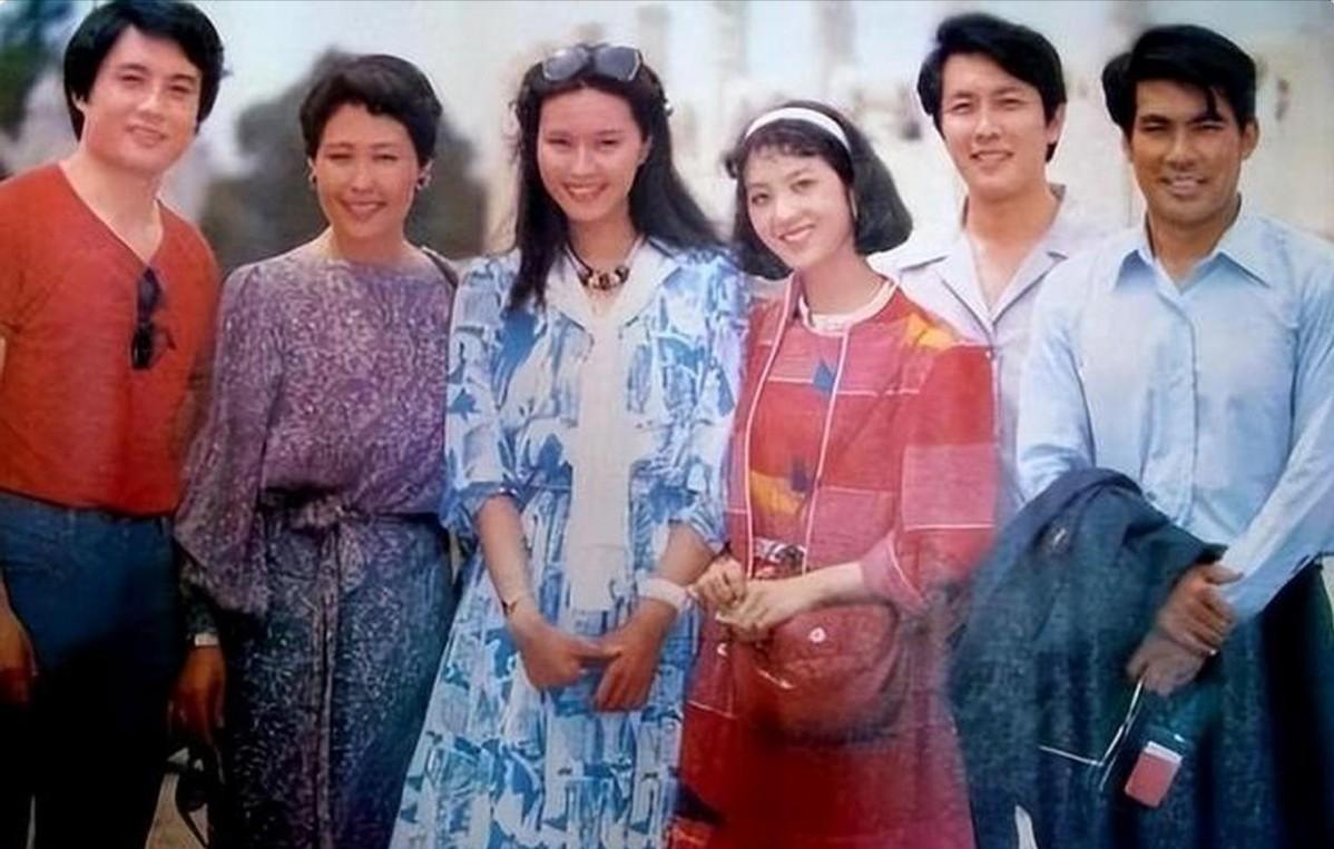 1994年，屠洪刚在一次聚会上认识了方舒，惊为天人，随即展开疯狂的追求。当时的方