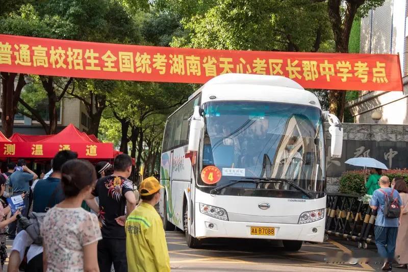 湖南省内跨市能不能上高中，答案是可以，但有条件。
有些市州允许外地学生参加中考，