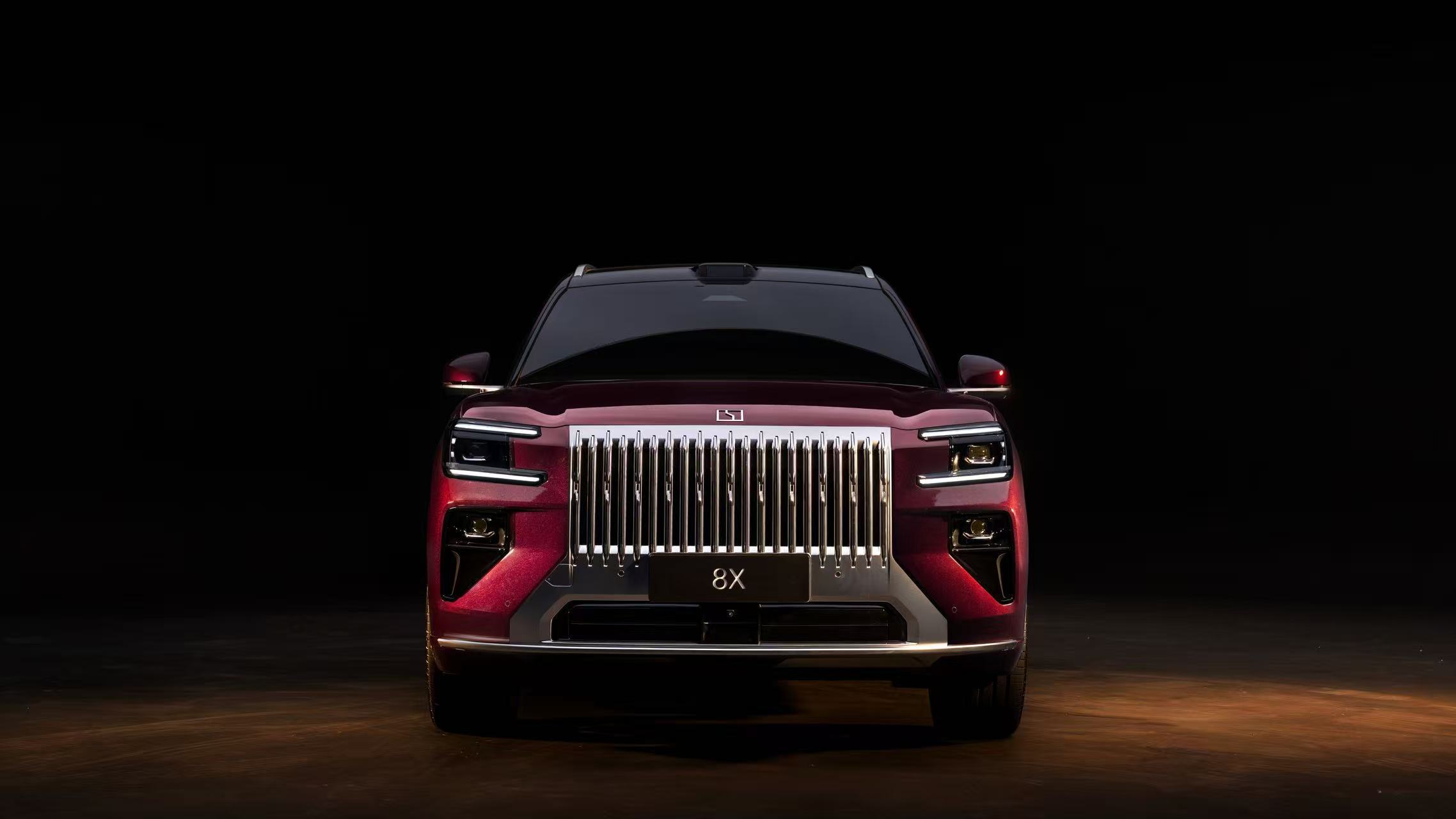 这次极氪8X的云珀红还蛮有意思的，从棚拍曝光的视频来看，一会儿是酒红色，一会儿是