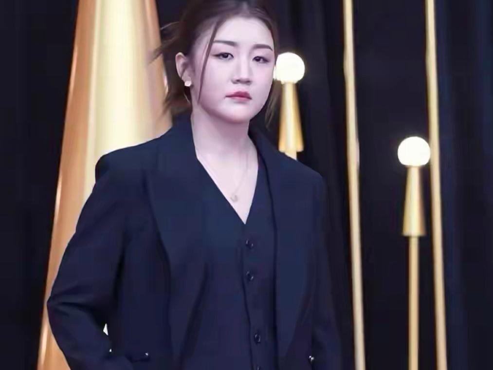 陈梦出席代言人影响力盛典红毯，穿黑色西服套装，妥妥大女主气场