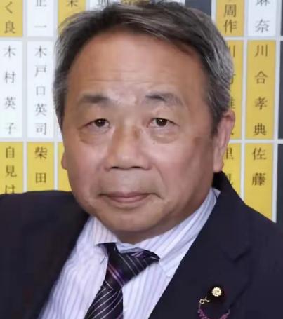 像这种汉奸就应该被封杀，就在日本议员去靖国神社拜鬼的时候，人群中出现了一个华人的