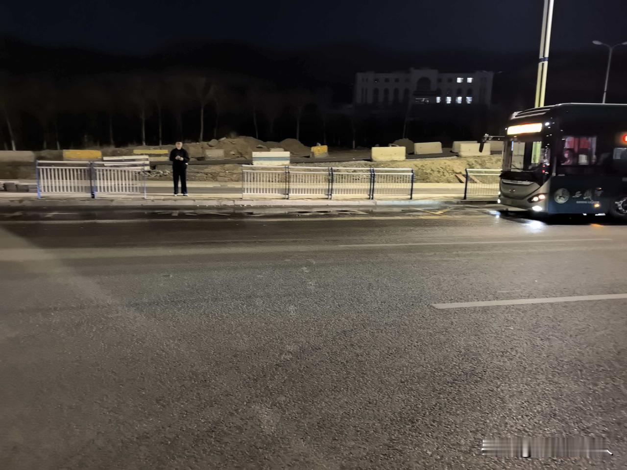 今晚西泉街是咋滴了？污水管爆管了吗？怎么污水横流了又？臭气熏天！