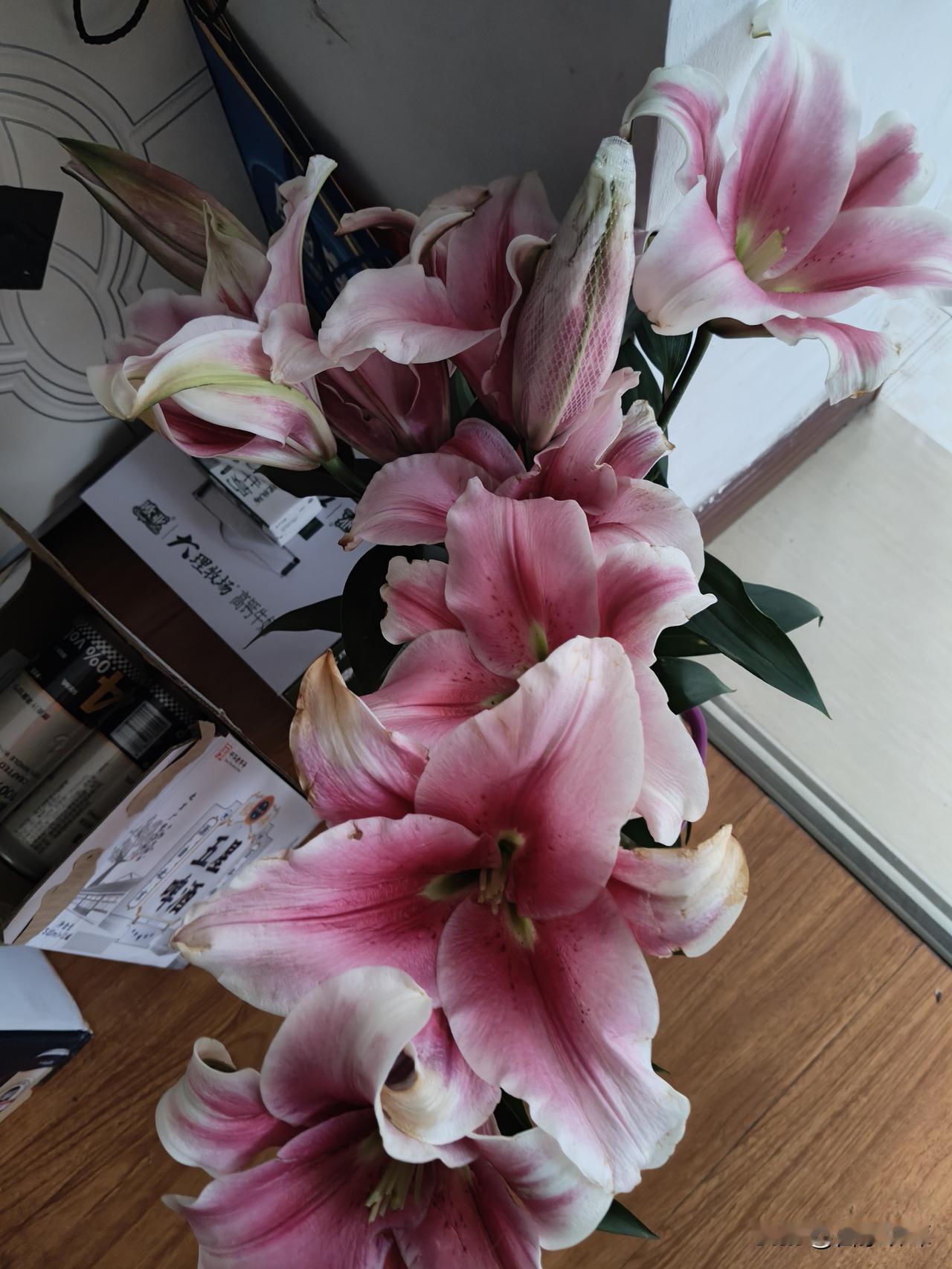 有什么东西比20年前便宜了？
下面这束花，20年前十块钱一支。
现在10块钱十支