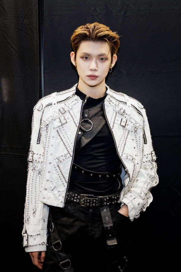 如何看待崔然竣粉丝给 TXT 队友 P 上了自担同款妆造 