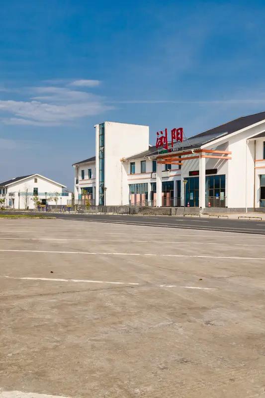 新能源车高速没电，司机接监控充电，这事儿听起来就离谱，但现实中还真发生了。有司机