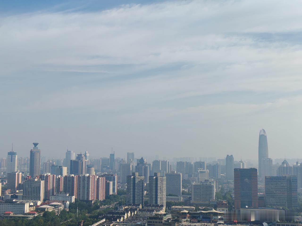 一大早爬爬山，在济南市市中区英雄山路上，有一座四里山，也叫英雄山，从山脚下爬到山