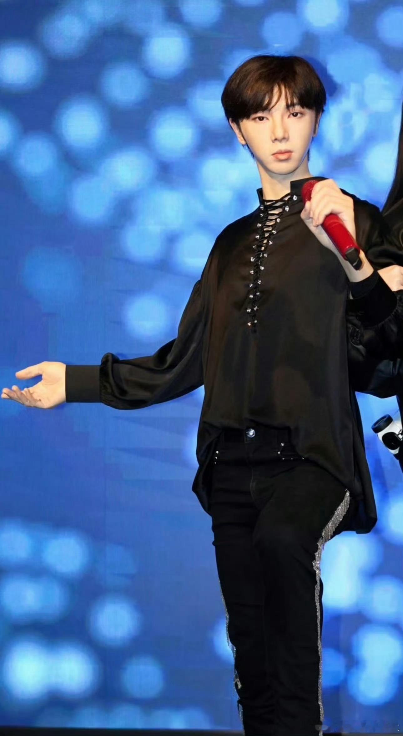 华晨宇蜡像华晨宇这个蜡像是用美图秀秀给瘦了多少圈～