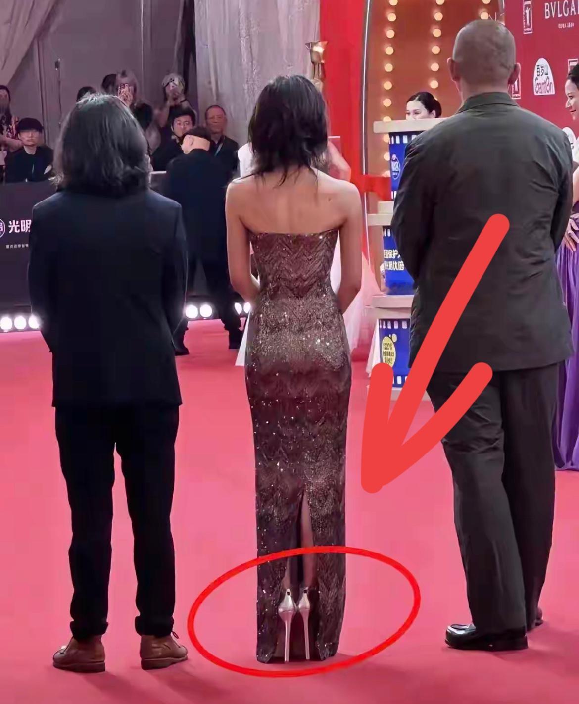 你以为红毯是星光大道，其实是刑场。
女明星踩着20厘米的恨天高，脚背绷成一条直线