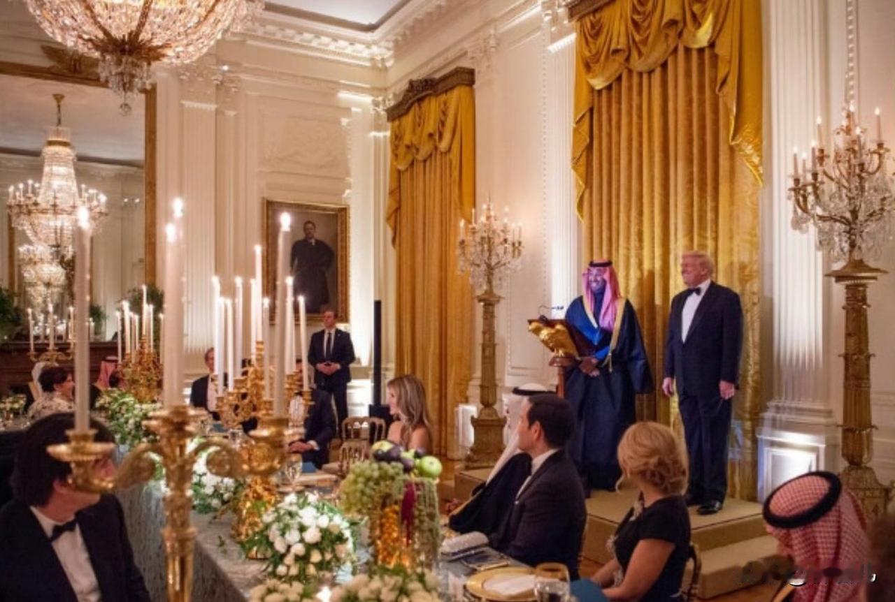 沙特王储在白宫晚宴上向特朗普调侃称，有网站押他是否会穿西装访美，赔率高达17倍，