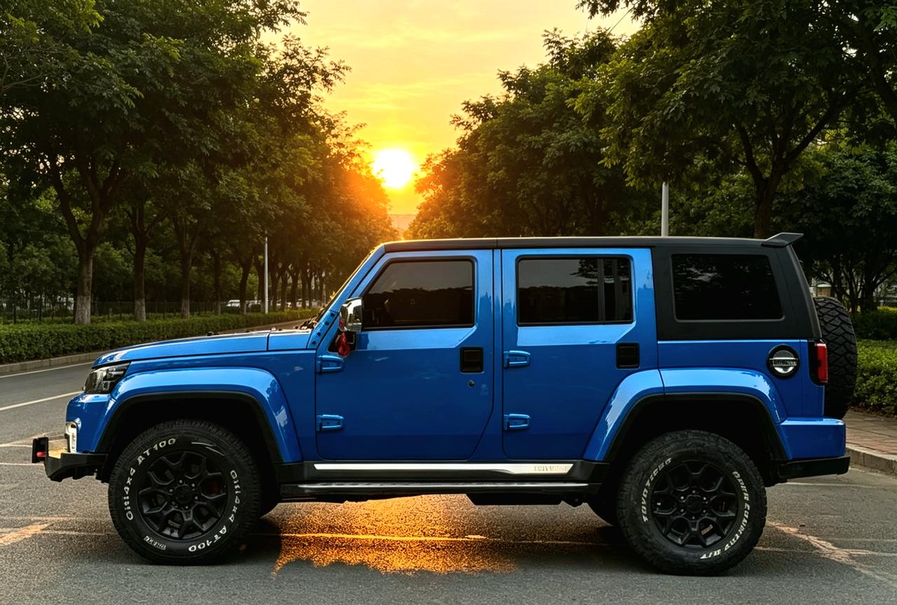 这台车看上去是轻度改装的北京bj40其实某种程度上这台车也进行过一定的重改，比如